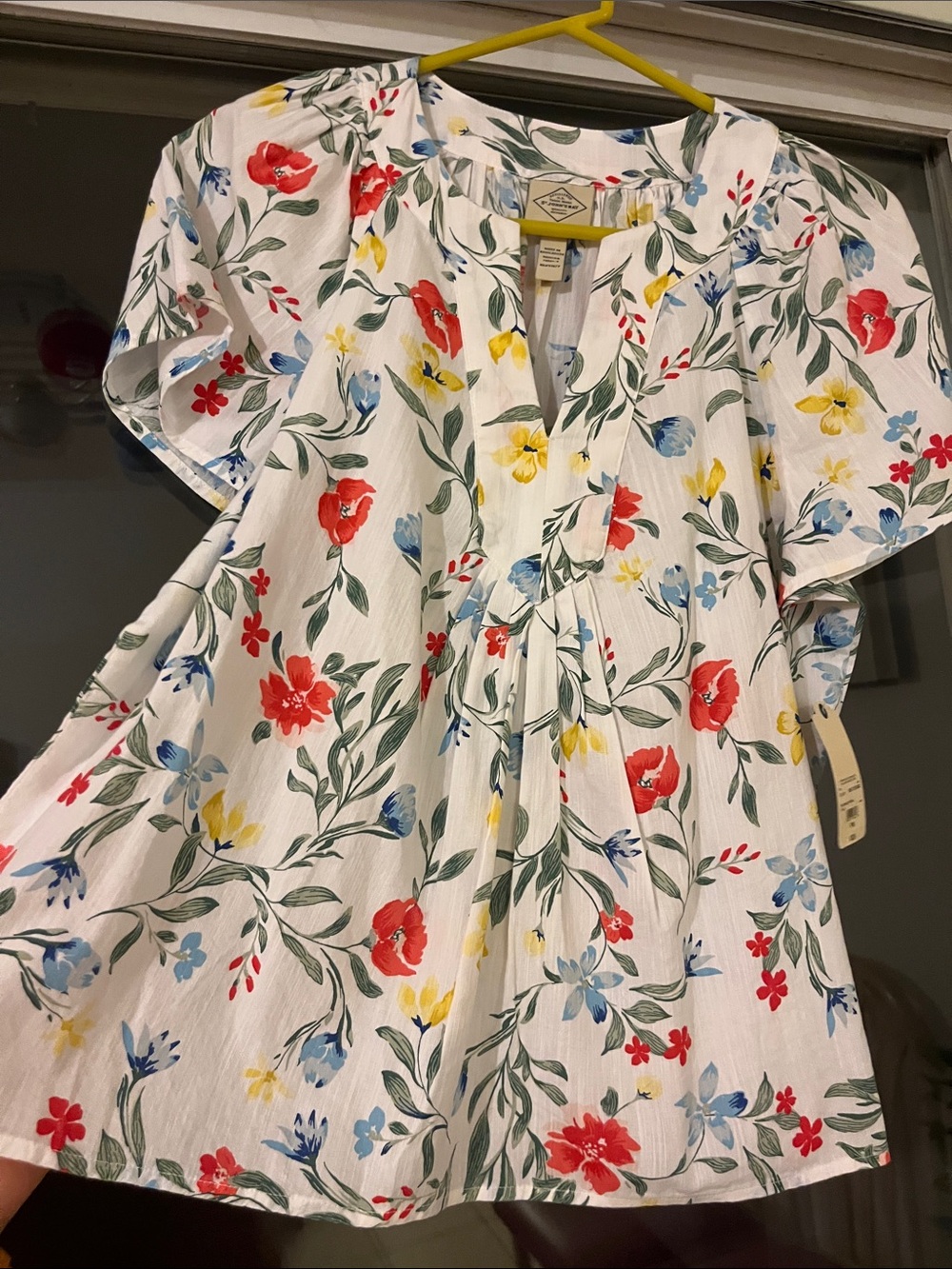 Floral Short Sleeve Blouse in White & Red Size Medium NWT